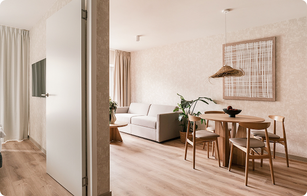 Wnętrze nowoczesnego apartamentu z jadalnią i salonem